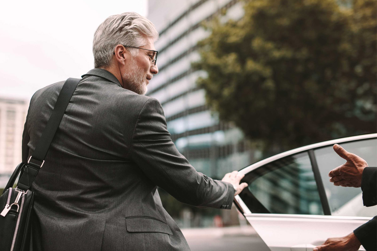 Why Many Travelers Prefer Limo Service for Indiana Airport Transfers